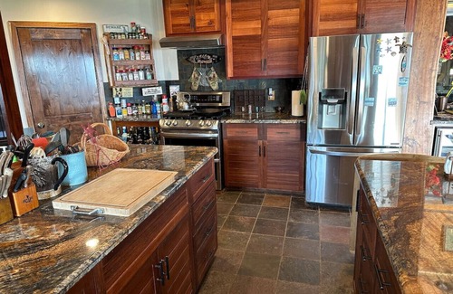 Paukaa Bed & Breakfast | Magic Skies Koi Pond View Handicap Accessible Room
