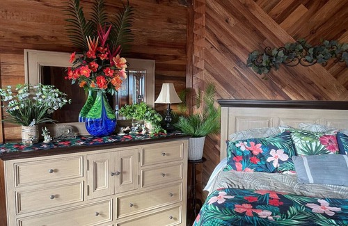 Paukaa Bed & Breakfast | Magic Skies Top Floor Waterfall Botanical Room