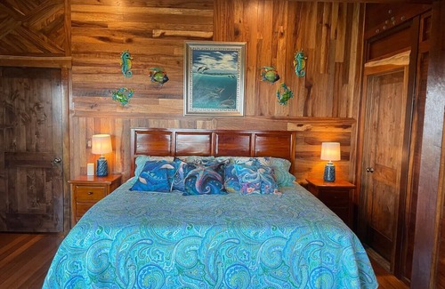 Paukaa Bed & Breakfast | Magic Skies Top Flr Ocean View Under the Sea Room