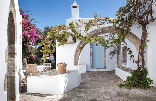 Milopotamos House | Magical centuries-old house sleep 6