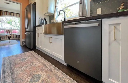 Lodi House | Magical-dwntwn Lodi, hot tub, firepit, wine tasting, backyard oasis