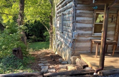 Verona Cabin | Magical Log Cabin, streams in private yard, 4 bedrooms, pet friendly, WiFi