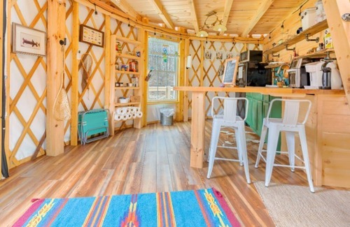 Dugspur House | Magical Riverside Yurt, hot tub & the BRPW, pet friendly near Floyd, Va