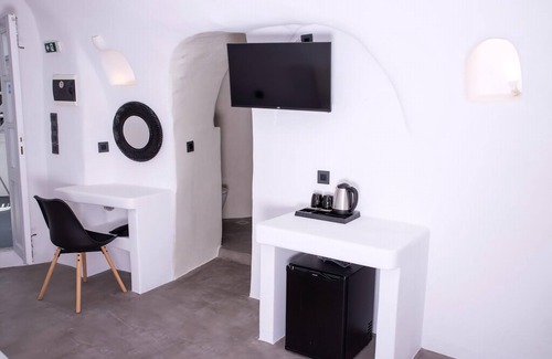 Finikia Villa | Magical Santorini Villa | 1 Bedroom | Cave Suite | Beautiful Sea Views &.