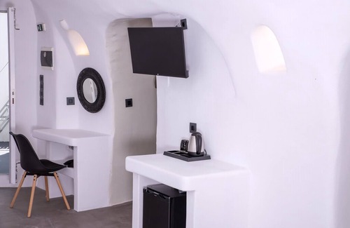 Finikia Villa | Magical Santorini Villa | 1 Bedroom | Cave Suite | Beautiful Sea Views &.
