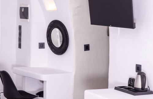 Finikia Villa | Magical Santorini Villa | 1 Bedroom | Cave Suite | Beautiful Sea Views &.