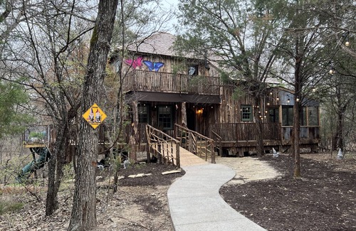 Dennis Cabin | Magical Treehouse on the Brazos River with spiral slide off the deck! 350 acres! Tubing!
