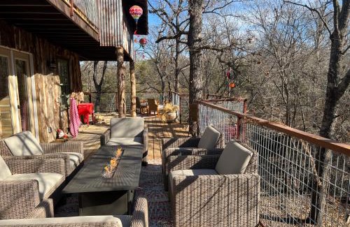 Dennis Ski Chalet | "Magical Treehouse" w spiral slide off the deck 350 acres on the Brazos River! Tubing! Petting Zoo!