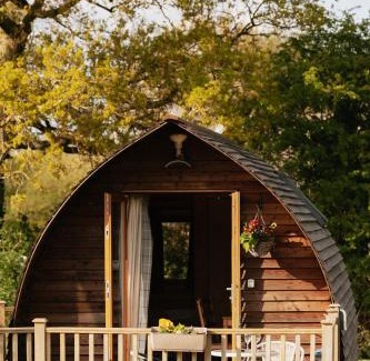 Bury St Edmunds House | Maglia Rosso by Wigwam Holidays