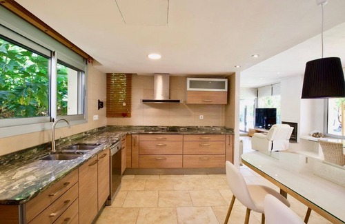 L'Escala Villa | Magnífica Villa, Gran Piscina Privada y Jardín Cerca de la Playa Montgó y Riells
