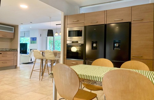 L'Escala Villa | Magnífica Villa, Gran Piscina Privada y Jardín Cerca de la Playa Montgó y Riells