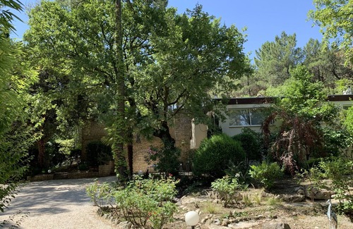 Saint-Paul-Trois-Chateaux Villa | Magnificent architect-designed pool house and large swimming pool in wooded grounds