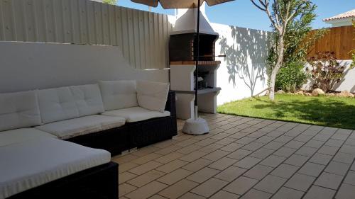 Sesmarias Apartment | Magnific Studio with a cozy garden, 5 minutes to the beach