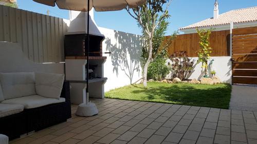Sesmarias Apartment | Magnific Studio with a cozy garden, 5 minutes to the beach