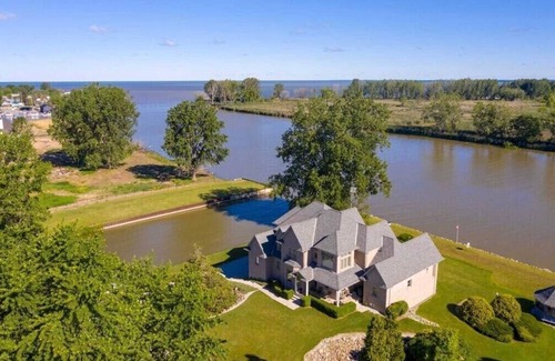 Lighthouse Cove Villa | Magnificent 7 Bedroom 6 bath Villa on the lake