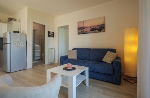 Carciano Apartment | Magnificent apartment in the dépendance of a prestigious art nouveau villa with pool