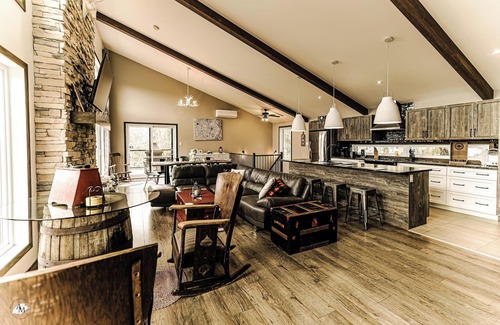 Gore House | Magnificent cottage on Lac Barron, near Morin-Heights, navigable lake