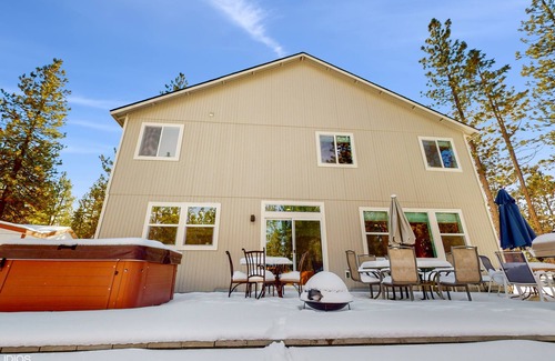 Deschutes River Woods House | Magnificent Creater Road Retreat with 6 bedrooms and 3 bathroom on 1.2 acres.