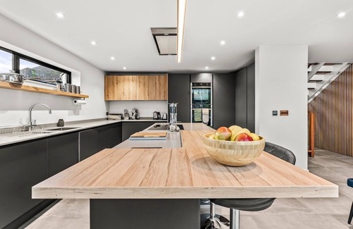 Cheltenham House | Magnificent Getaway in Cheltenham-Parking - Garden