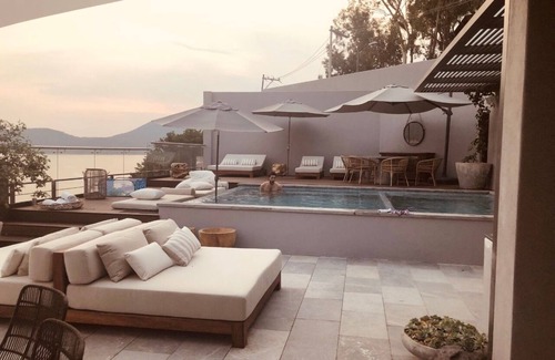 Centro House | Magnificent Lake View, Beautifully Furnished, 6 Bedroom House, Lake Access