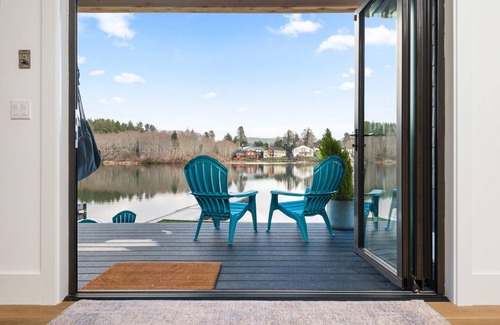 Neotsu House | Magnificent Lakeside Escape, Epic Views, Hot Tub, Dry Sauna, Private Dock for Fish & Paddle Boards