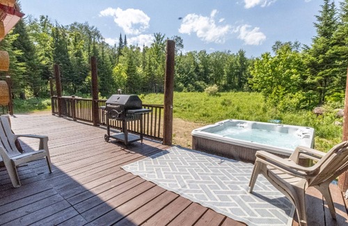 Lac-Sergent Ski Chalet | Magnificent log cabin located less than 30 minutes from Quebec.