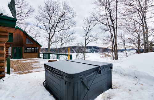 Lac-Simon Ski Chalet | Magnificent log cabin with breathtaking views and water access