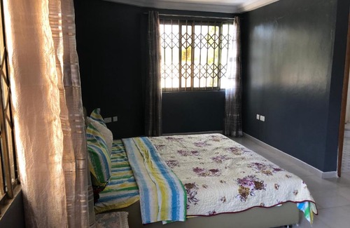 Nungua House | Magnificent mansion with ample parking!