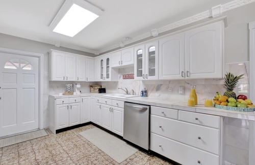 Oakford Park House | Magnificent Pool House in the Heart of Tampa - Sleeps 10