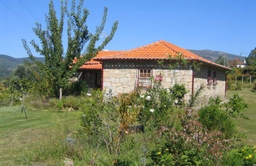 Cossourado Cottage | Magnificent stone house with garden and green spaces.