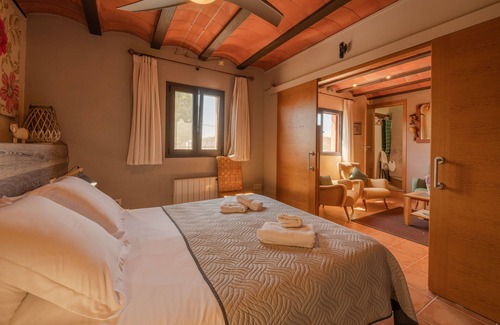 Vilabertran House | Magnificent town house with pool, garden and large terrace with views!