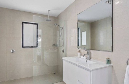 Lauderdale House | Magnificent villa on the bay - 3 min walk to the beach, 10 min to shops / cafes