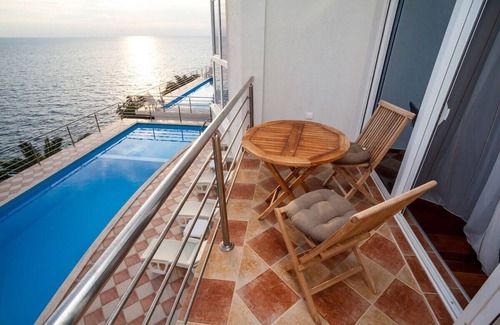 Bar Villa | Magnificent villa on the first line with a pool