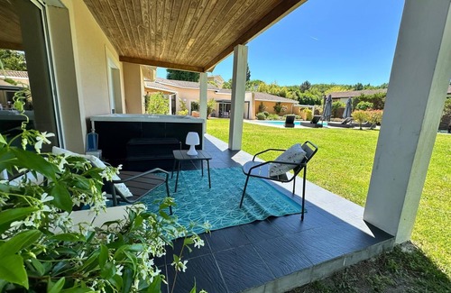 La Brede Villa | Magnificent villa with pool and spa near Bordeaux