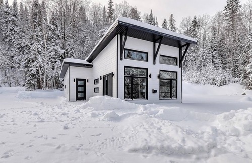 Saint Zenon Ski Chalet | Magnifique chalet au bord de l’eau