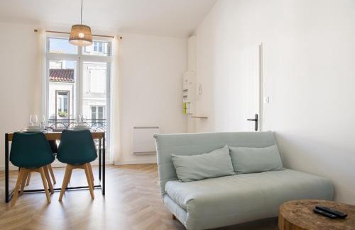 Rochefort Apartment | Magnifique T2 classé trois étoiles, hypercentre Rochefort, arrivée autonome