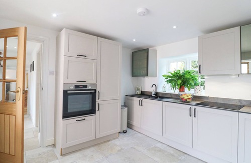 Newark Cottage | MAGNOLIA BARN, family friendly, with a garden in Southwell