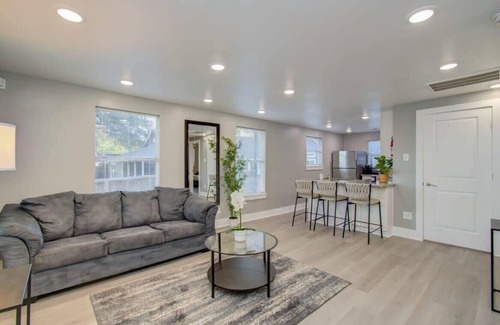 Greater East End House | Magnolia Park Retreat -3 Separate Units w Backyard