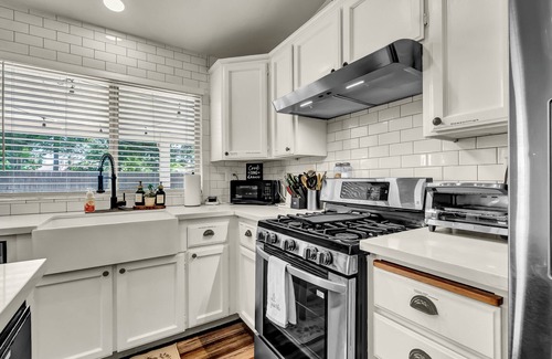 Hanford House | Magnolia Peaceful Vibes + Cozy Near Hospital Lemoore Base and centrally located