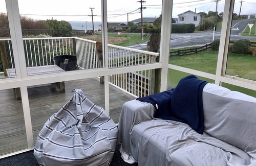 Riverton House | Magooza's Beach House - A kiwi family bach 3 minute walk to the BEACH!