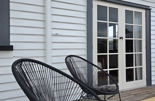 Marewa Cottage | Magpie Cottage. Newly Renovated , 2 Bed, 2 bathroom close to Napier CBD