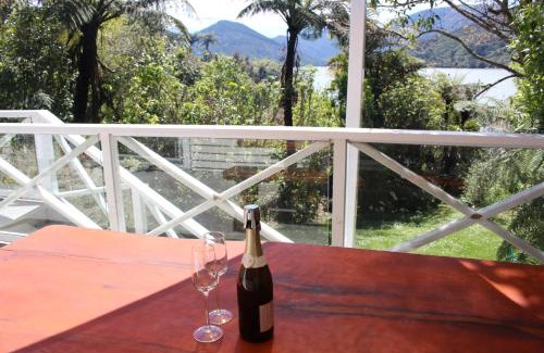 Havelock House | Mahakipawa Waterfront Hideaway - Belvue Bay Home