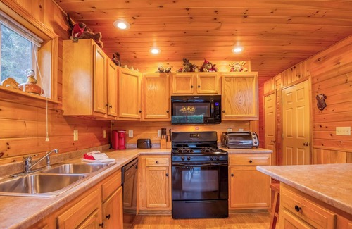 Oquossoc House | Mahara 2 - Spacious home with access to Rangeley Lake and the snowmobile trails.
