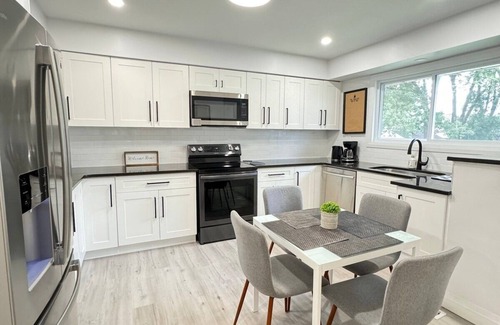 Windsor House | Main floor unit/Fountain Bleau/mins from Chrysler