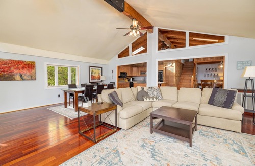 Wildwood Point Cottage | 💥MAIN LAKE Cove💥 Flat Lot w/SANDY BEACH, Firepit!🥇