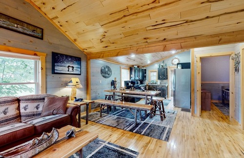 Mercer House | Main Level Cozy Home, Conveniently located near downtown by Lakes & Trails.