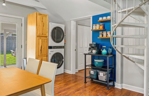 Delavan Lake Cottage | Main Level King Suite! 1 block to Lake Access! Cozy Cottage