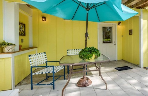 East Naples Apartment | Main-Stay is a larger 2/1 central to all Naples