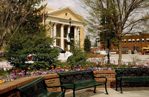 Hendersonville Apartment | Main Street Studio with free parking