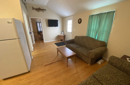 Geneva-on-the-Lake Cottage | Main Strip Location | Pet Friendly | Wi-Fi & Cable | A/C | Steps from Winery
